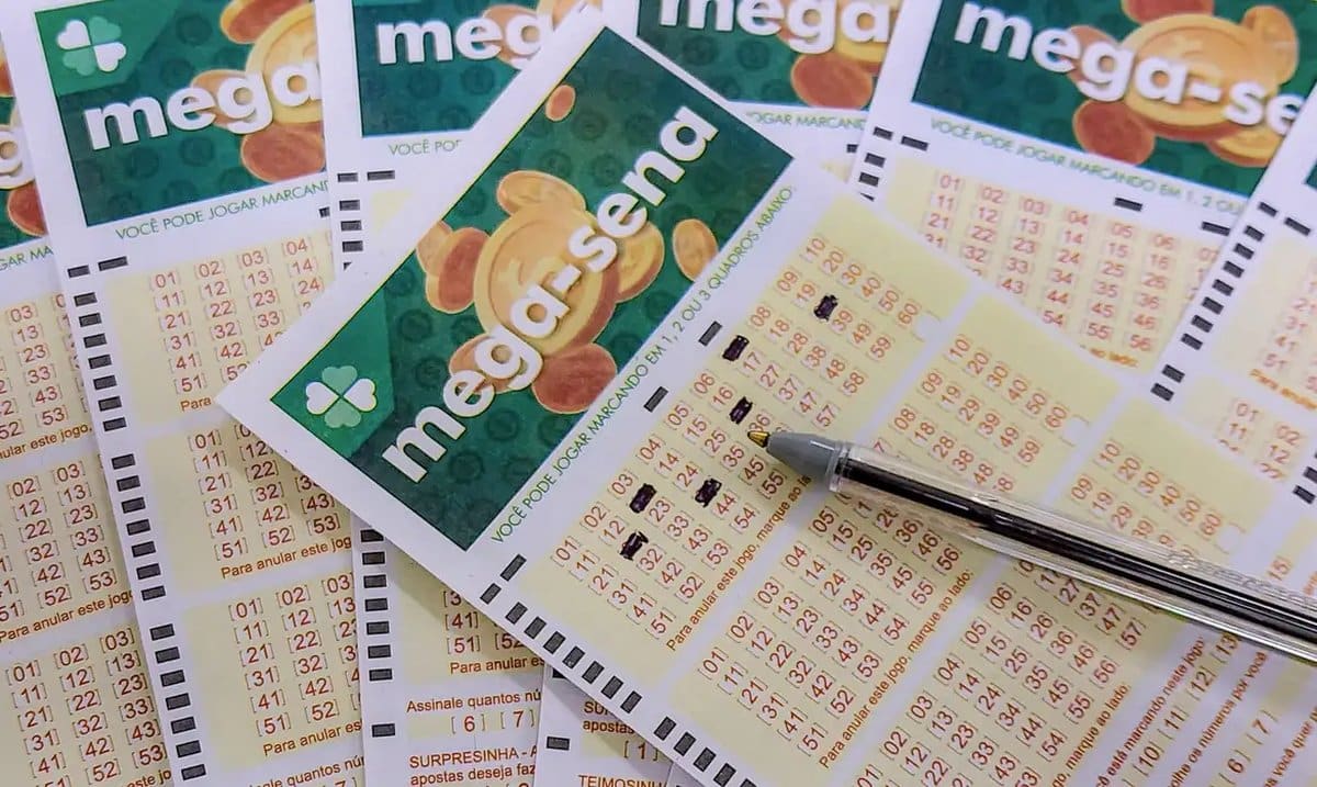 Cartelas da Mega-Sena preenchidas à caneta sobrepostas.