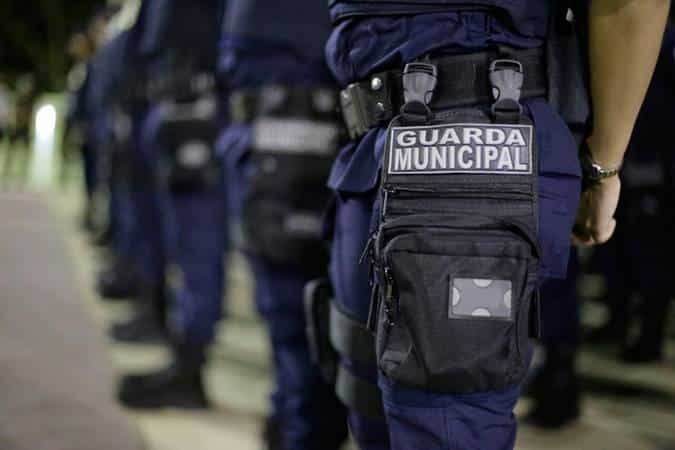 Integrantes da Guarda Municipal em formação durante serviço noturno no Brasil