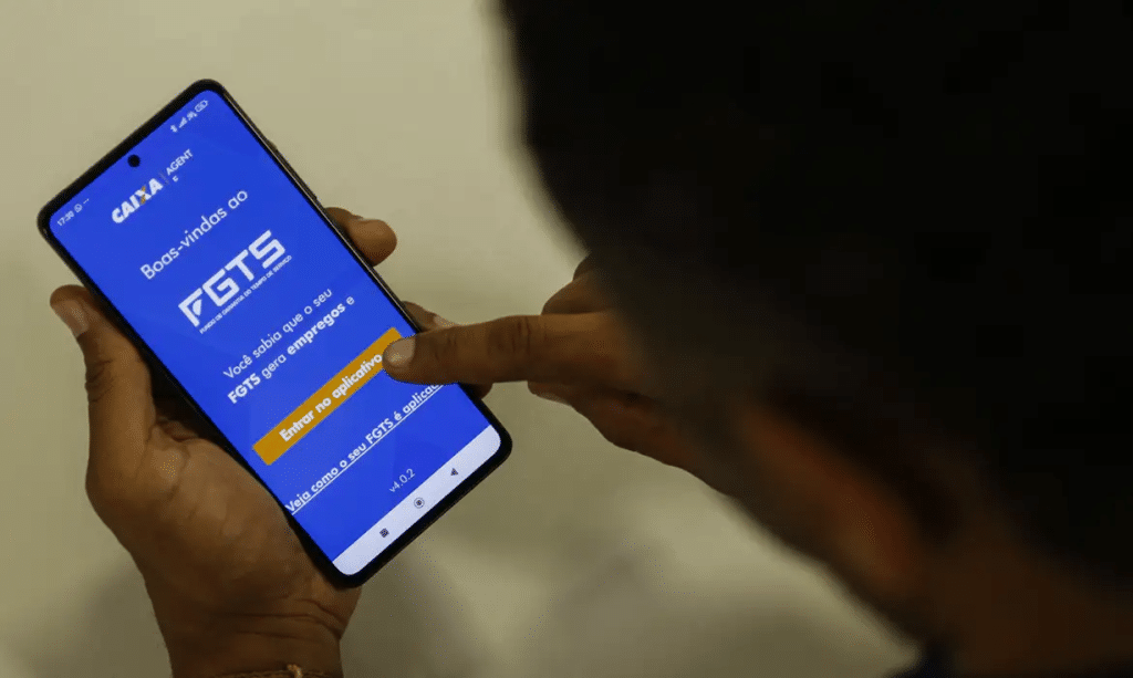 Usuário acessando o app FGTS para solicitar saque.