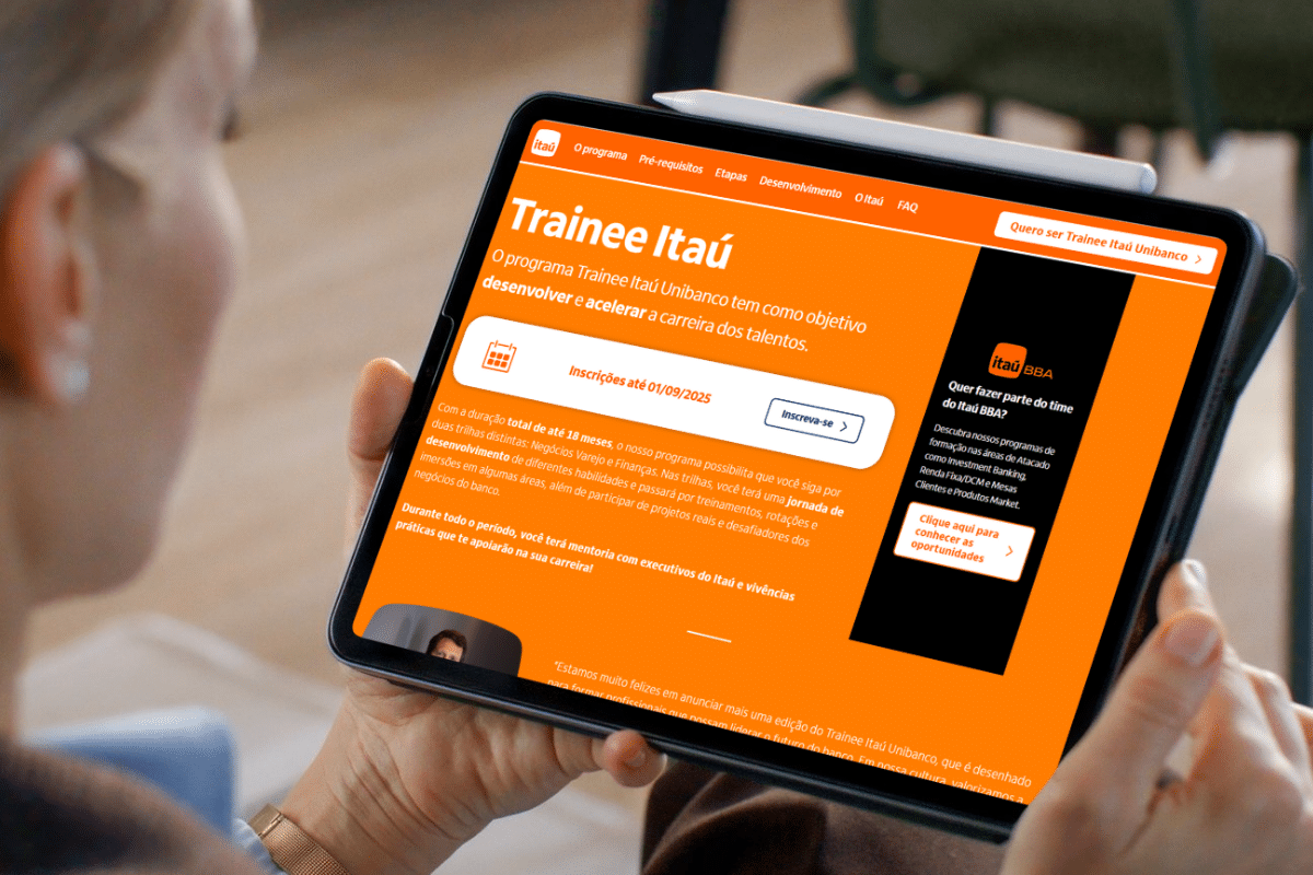 Pessoa acessando no tablet a página do programa Trainee Itaú 2025 com informações de inscrição.