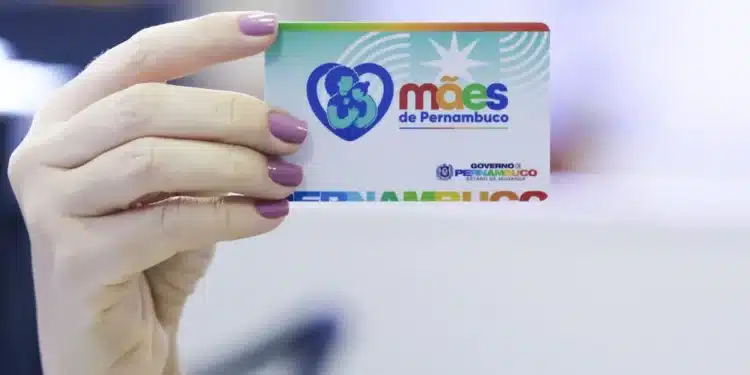 Mão segurando o cartão do programa "Mães de Pernambuco".
