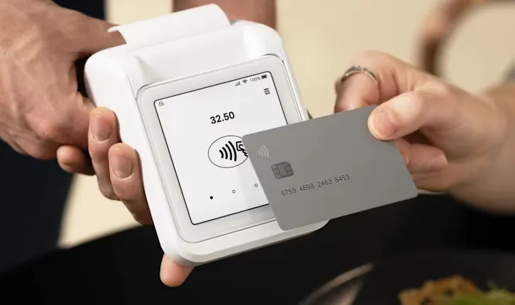 Pessoa realizando pagamento com maquininha SumUp Solo Printer