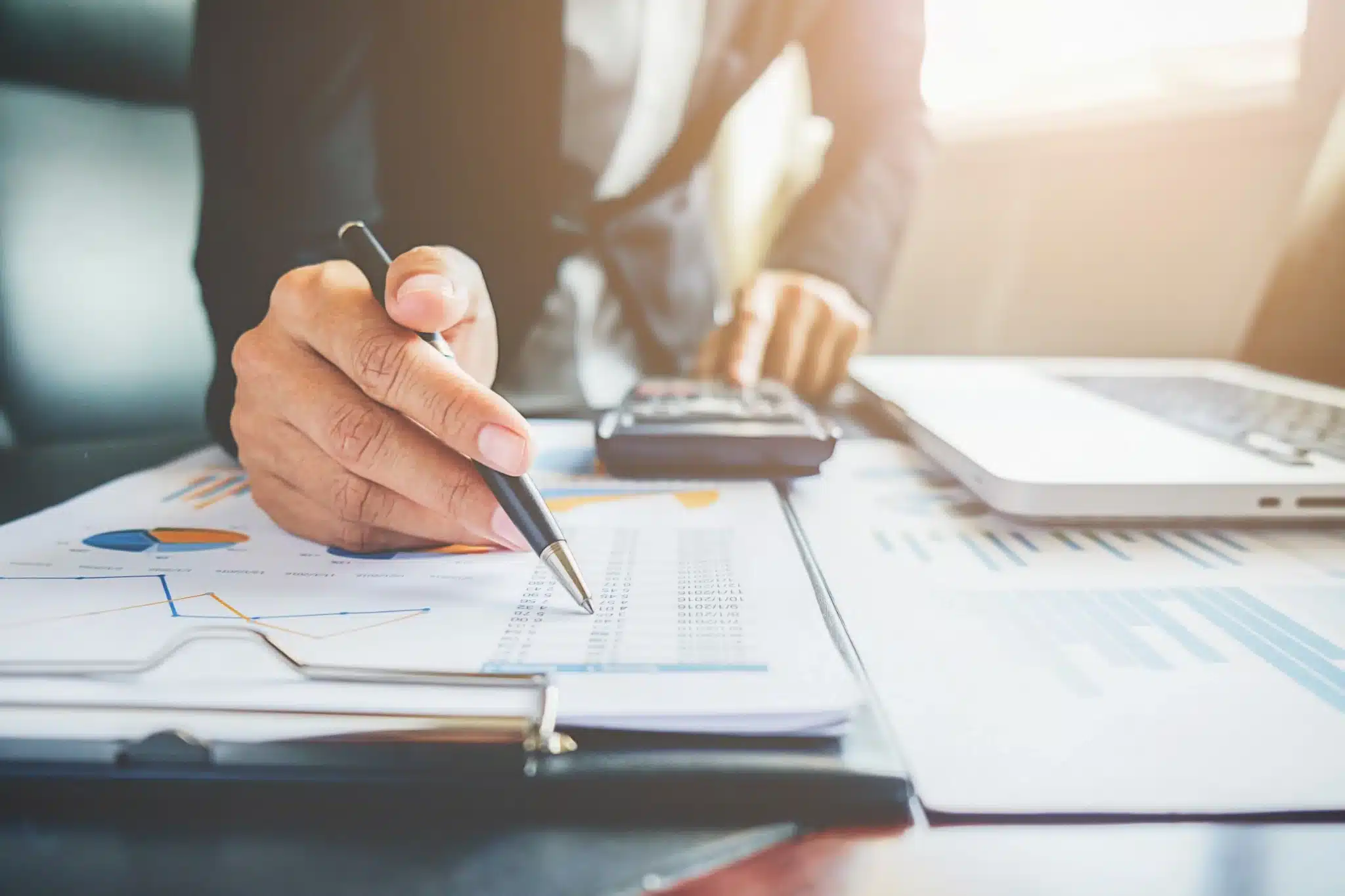 Profissional analisando gráficos financeiros e dados, representando a valorização de cargos públicos, como auditor fiscal, no mercado de trabalho futuro.