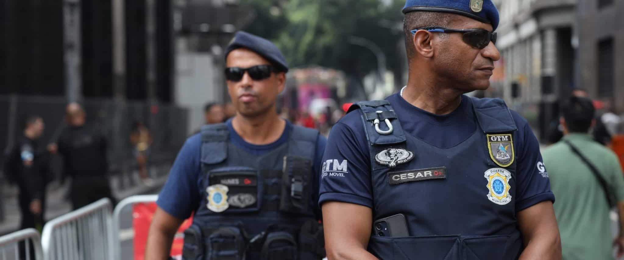 Guardas municipais do grupamento tático em patrulhamento na cidade.
