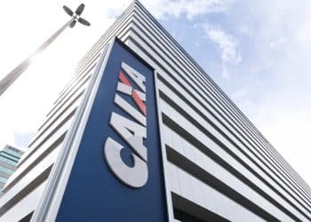 Fachada de prédio da Caixa, banco que paga o Pé-de-Meia e o ressarcimento do PIS/Pasep