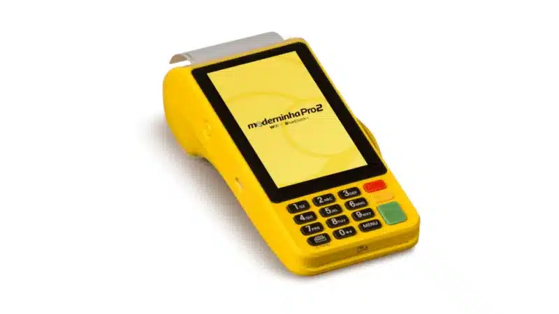 Maquininha PagBank Moderninha Pro 2 amarela com tela exibindo o logo da marca.