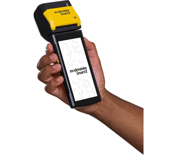 Pessoa segurando a maquininha PagBank Moderninha Smart 2