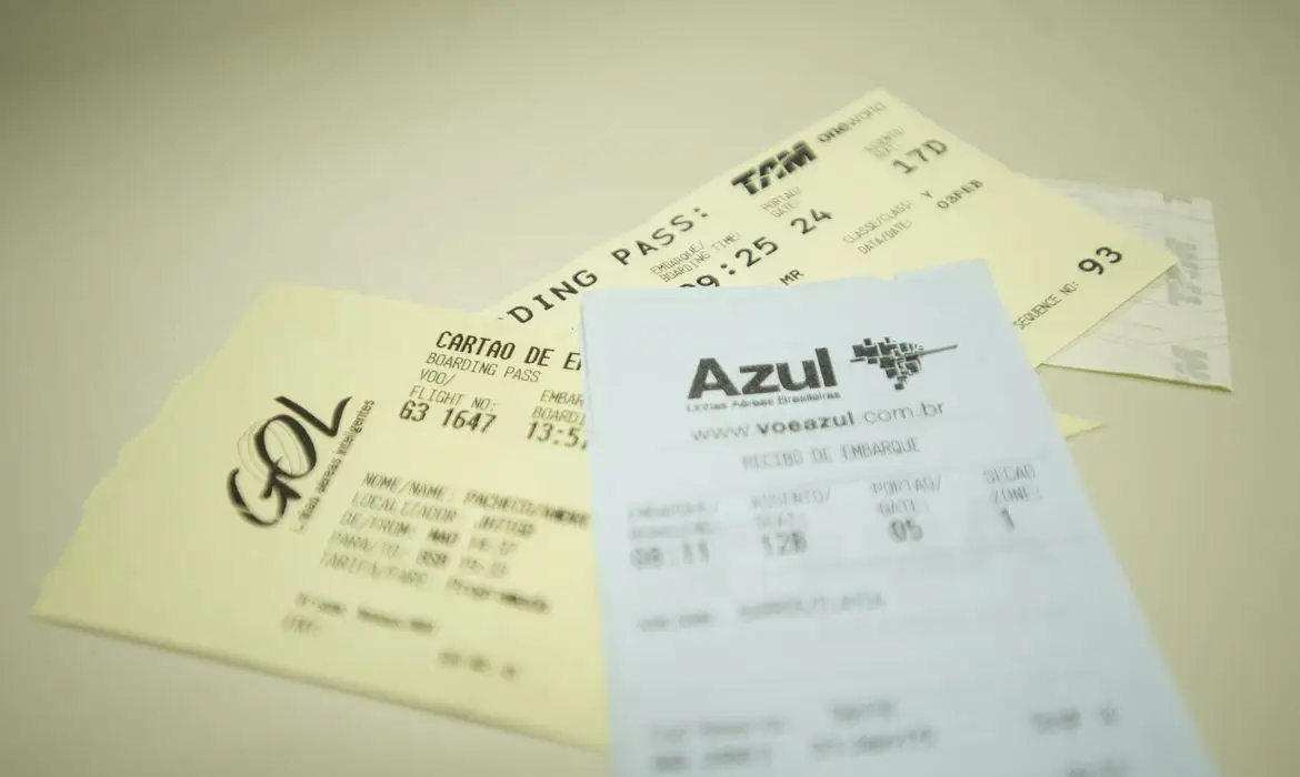 Cartões de embarque de diferentes companhias aéreas, incluindo Gol, TAM e Azul.