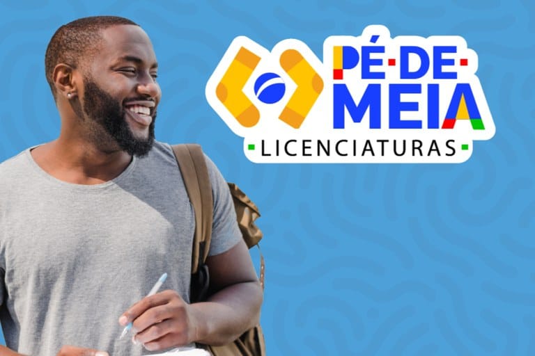 Homem sorridente com mochila, representando os programas Pé-de-Meia Licenciaturas, com logotipo colorido e fundo azul.