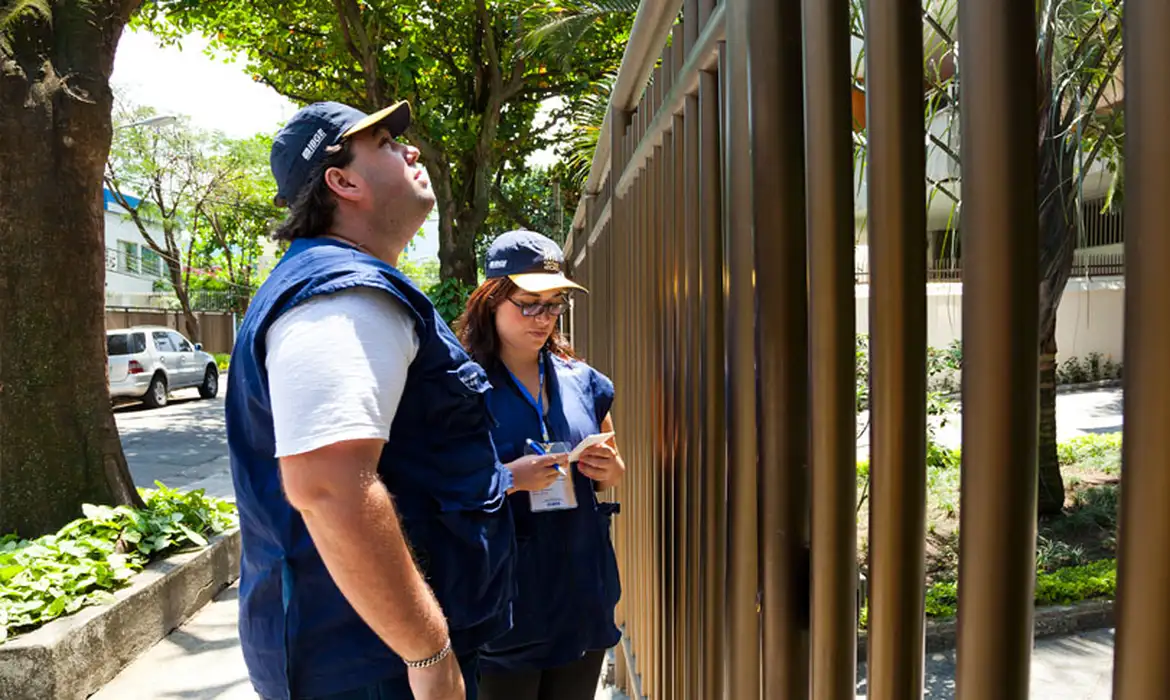 Agentes do IBGE realizando coleta de informações em área urbana