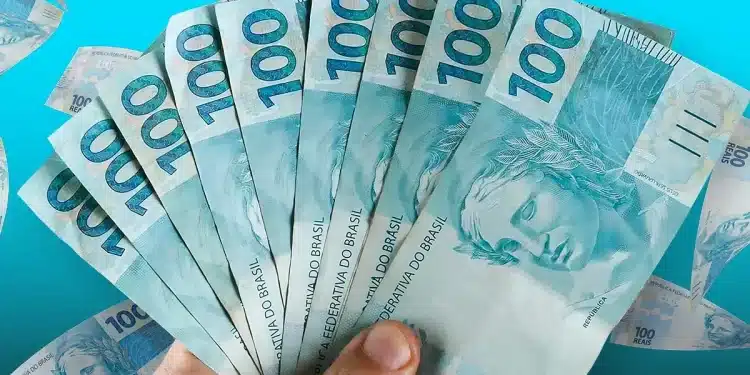 Notas de R$ 100 em dinheiro representando o Saque Calamidade do FGTS de até R$ 6.220 para trabalhadores elegíveis