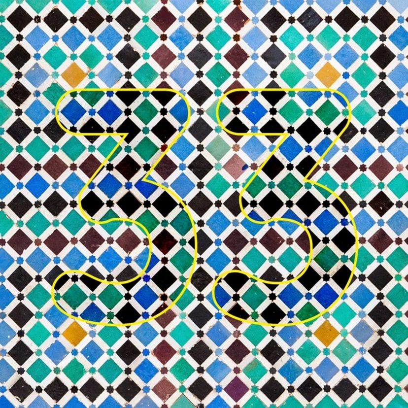 Teste visual com um padrão de azulejo geométrico em tons de azul, verde, preto e amarelo