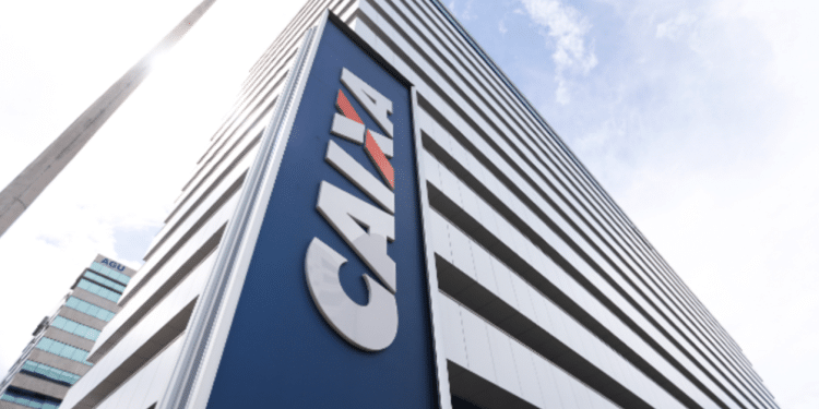 Fachada em ângulo do prédio da Caixa Econômica Federal com logo em destaque sob céu claro.