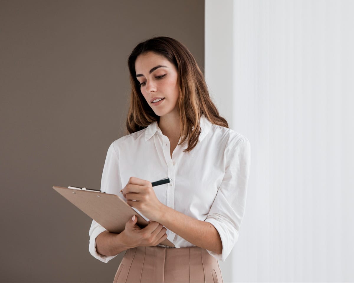 Profissional anotando qualificações cursos formação prancheta currículo desenvolvimento carreira