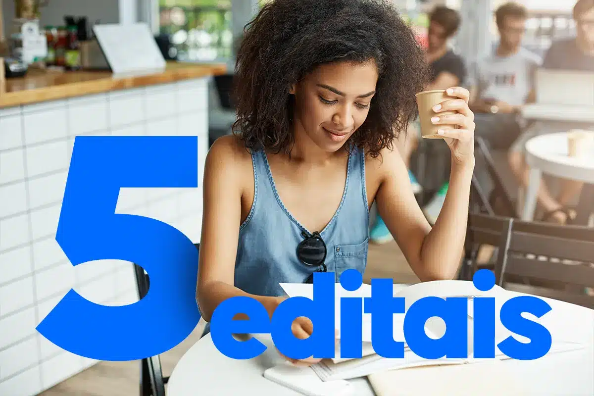 Mulher em uma cafeteria estudando com um livro, e a frase "5 editais" em destaque na imagem.