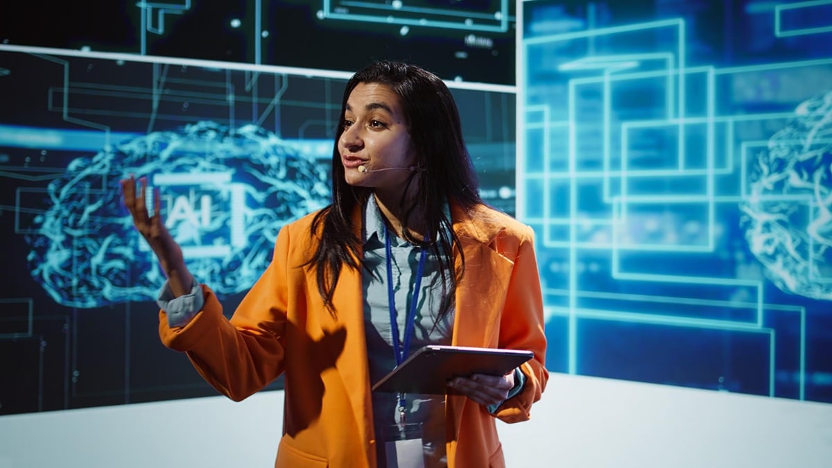 Profissional apresentando conceitos de inteligência artificial com projeções holográficas de redes neurais em ambiente tecnológico