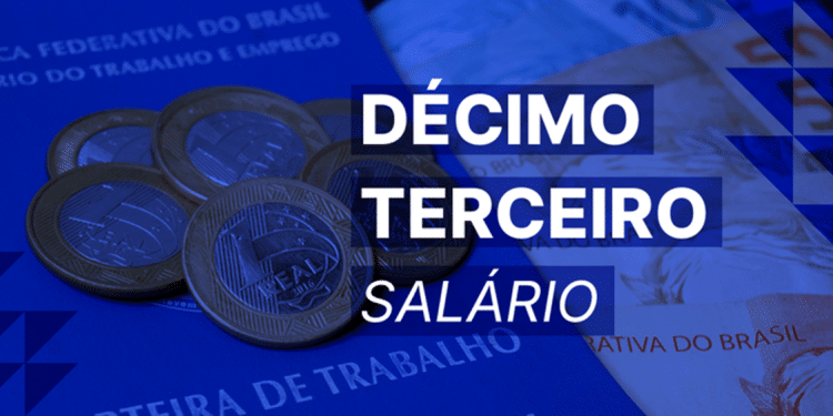 Moedas de um real sobre carteira de trabalho com texto décimo terceiro salário