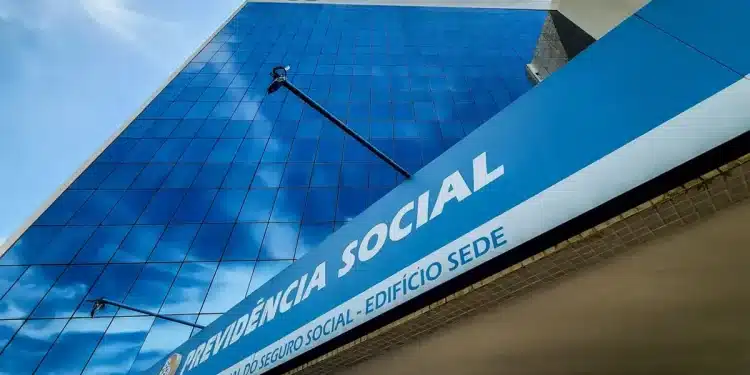 Fachada moderna do edifício sede da Previdência Social com vidros azuis espelhados