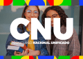 Duas jovens sorrindo, uma com óculos e segurando livros, com a marca do Concurso Nacional Unificado (CNU) em destaque.