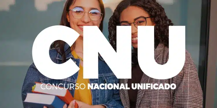 Duas estudantes sorrindo segurando livros com logo do Concurso Nacional Unificado ao centro.