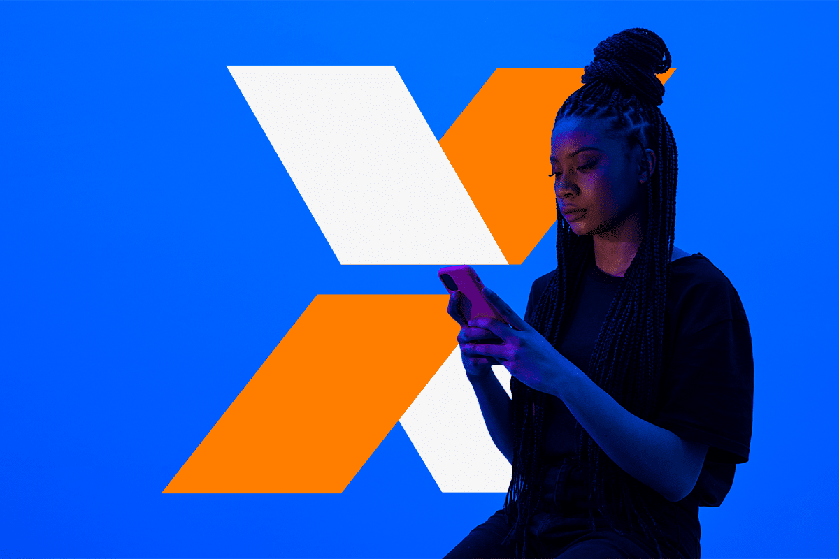 Mulher verificando smartphone com logo CAIXA laranja e branco sobre fundo azul consultando documentação digital necessária