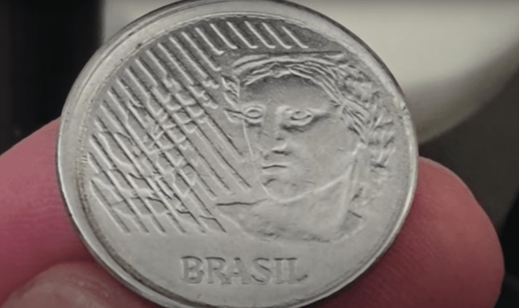 Moeda de 10 centavos do Brasil de 1997, mostrando a face da República com um erro de cunhagem "boné" que a torna uma peça rara para colecionadores.