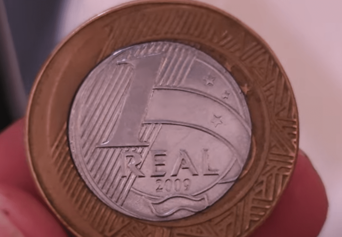 Moeda de 1 real do ano de 2009 com erro de cunhagem, conhecida como 'moeda boné'.