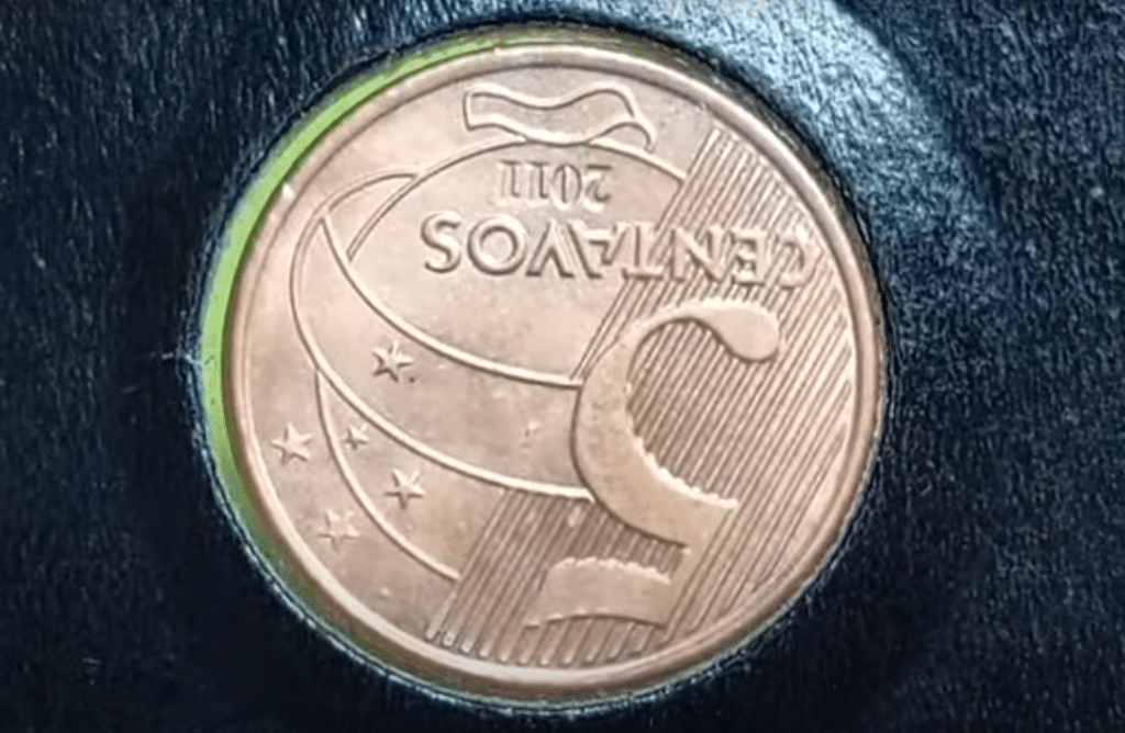  Moeda de 5 centavos brasileira com reverso invertido, mostrando o lado oposto de cabeça para baixo.