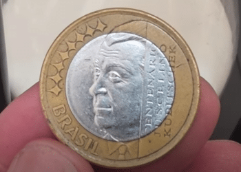 Detalhe em close da moeda de 1 real comemorativa a Juscelino Kubitschek, que pode ter um erro de cunhagem e se tornar rara.