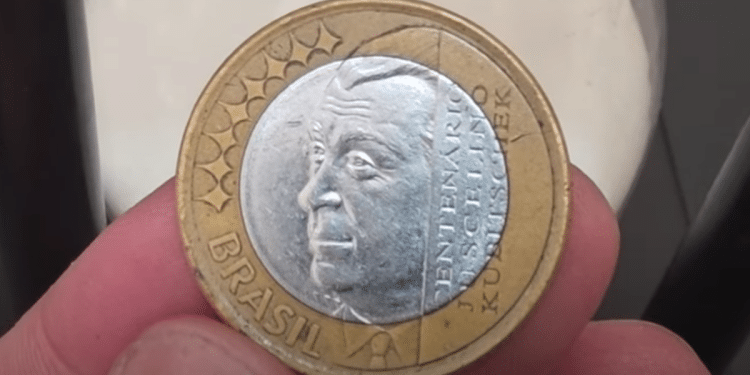 Detalhe em close da moeda de 1 real comemorativa a Juscelino Kubitschek, que pode ter um erro de cunhagem e se tornar rara.