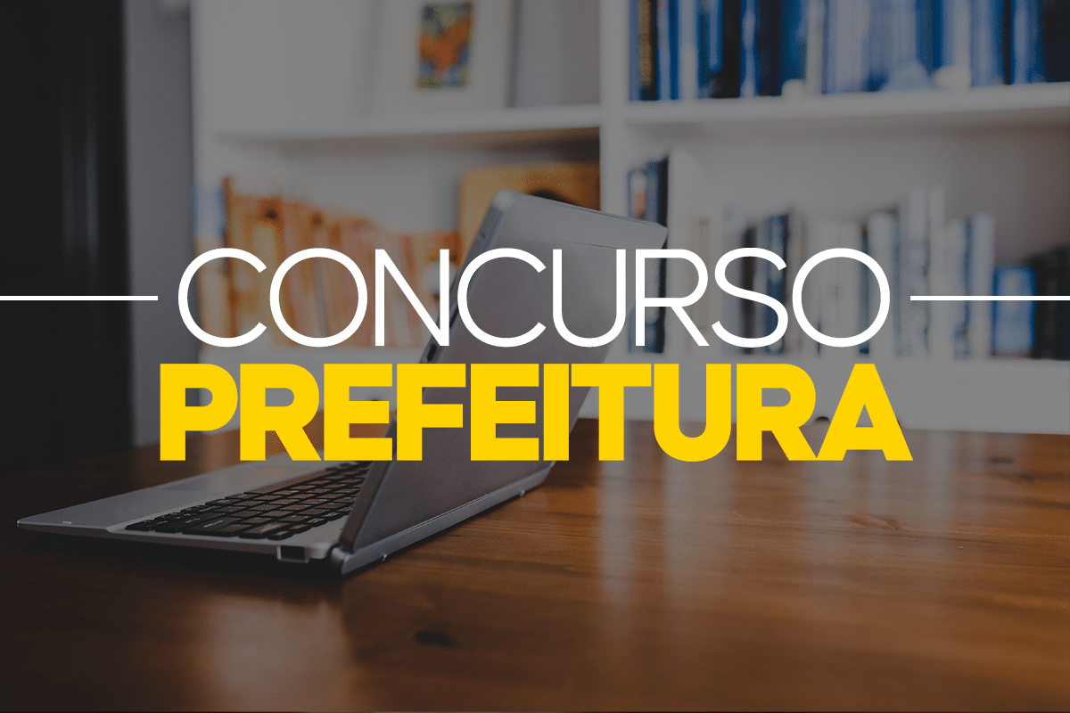 Notebook sobre mesa de estudos com material de preparação para concurso de prefeitura municipal