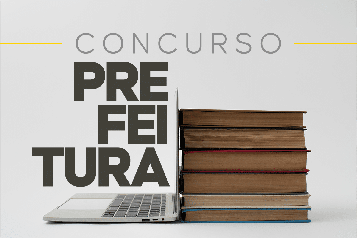 Notebook aberto ao lado de pilha de livros com texto Concurso Prefeitura em cinza e preto sobre fundo branco