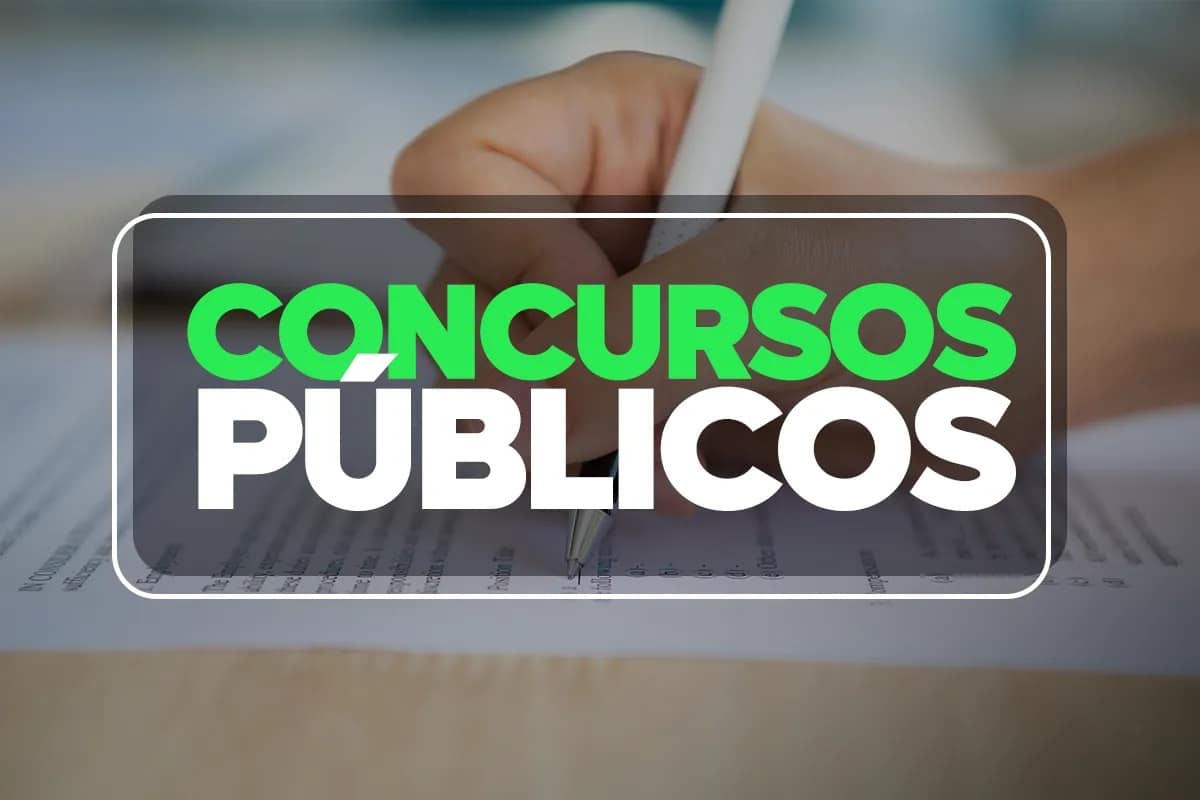 Pessoas em círculo unindo as mãos em sinal de união e trabalho, com texto Concurso Prefeitura municipal em amarelo.