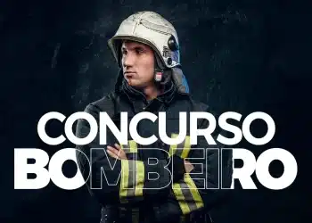 Bombeiro com uniforme completo e capacete em fundo escuro para concurso público.