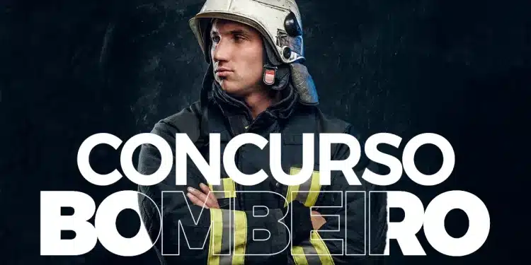 Bombeiro com uniforme completo e capacete em fundo escuro para concurso público.