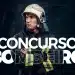 Bombeiro com uniforme completo e capacete em fundo escuro para concurso público.