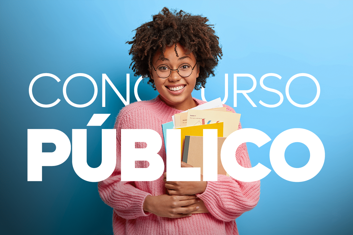Jovem mulher negra sorrindo, segurando livros debaixo do braço, com o texto em destaque "CONCURSO PÚBLICO" sobre o fundo azul. A imagem representa a alegria e a dedicação nos estudos.