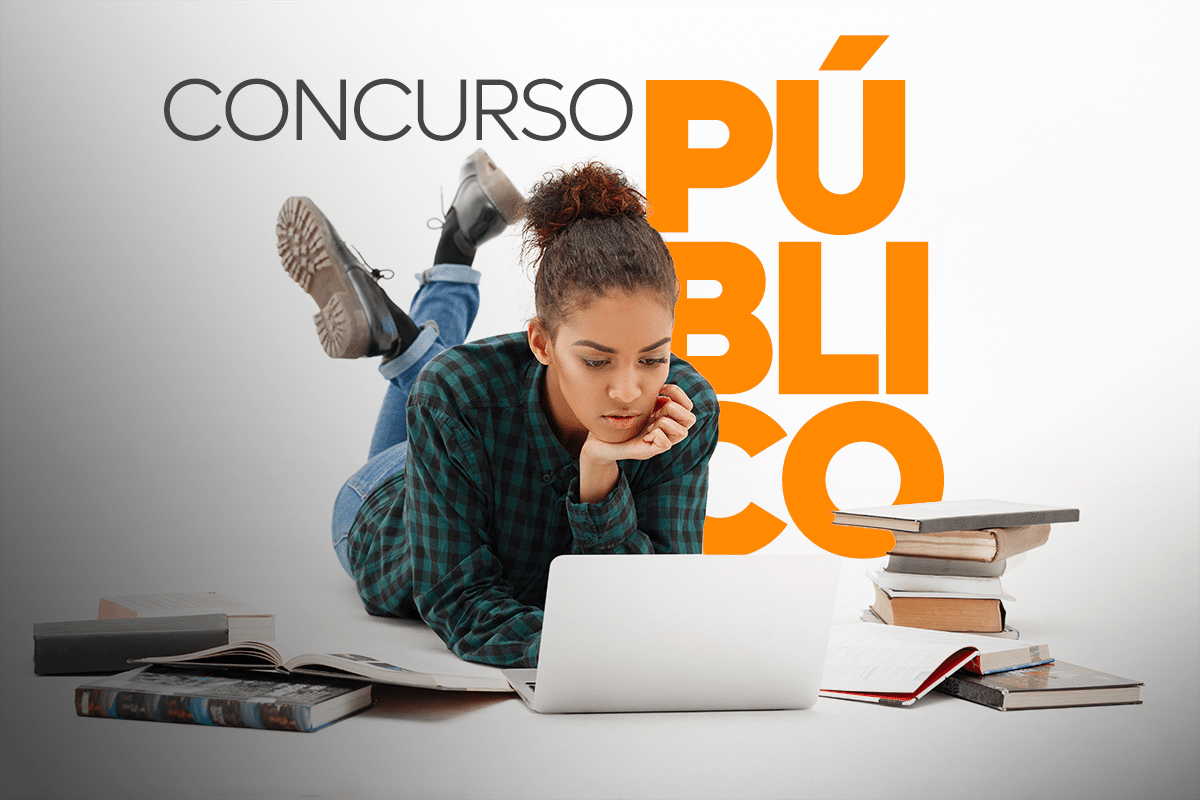 Jovem estudando com laptop e livros ao lado da frase Concurso Público