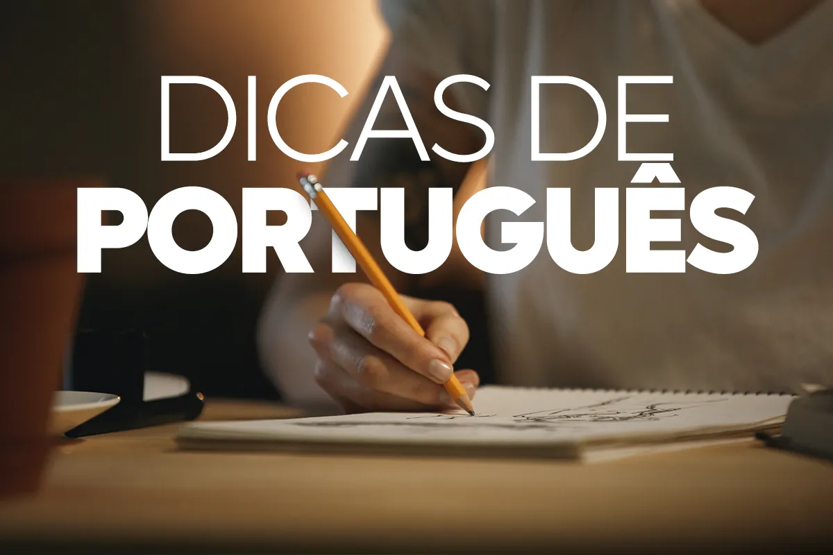 Mão escrevendo com um lápis em um caderno, com a frase "DICAS DE PORTUGUÊS" sobre a imagem, simbolizando o aprendizado da gramática.