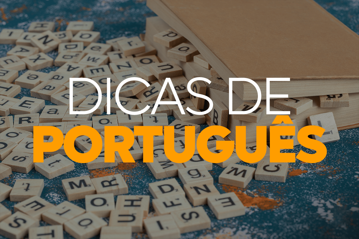 Peças de letras de um jogo e um livro aberto, com a frase "Dicas de Português" escrita por cima.