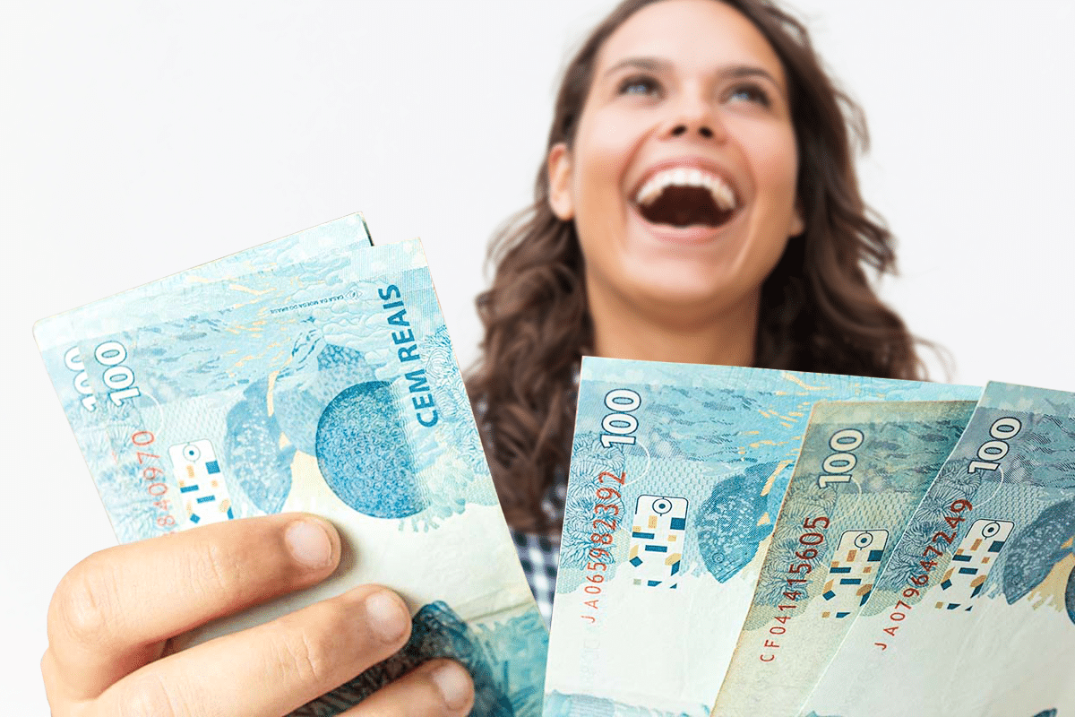  Mulher exibindo notas de cem reais com expressão de felicidade e realização financeira