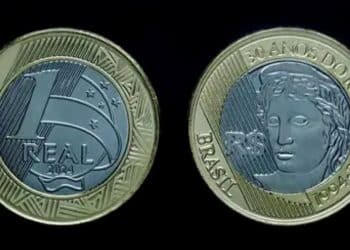 Foto de uma moeda de 1 real comemorativa, mostrando o anverso e o reverso, simbolizando uma peça rara e valiosa.