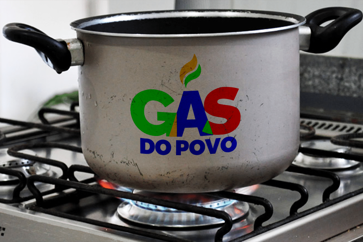Panela de alumínio sobre fogão aceso com chama azul exibindo logotipo colorido Gás do Povo representando acesso ao benefício