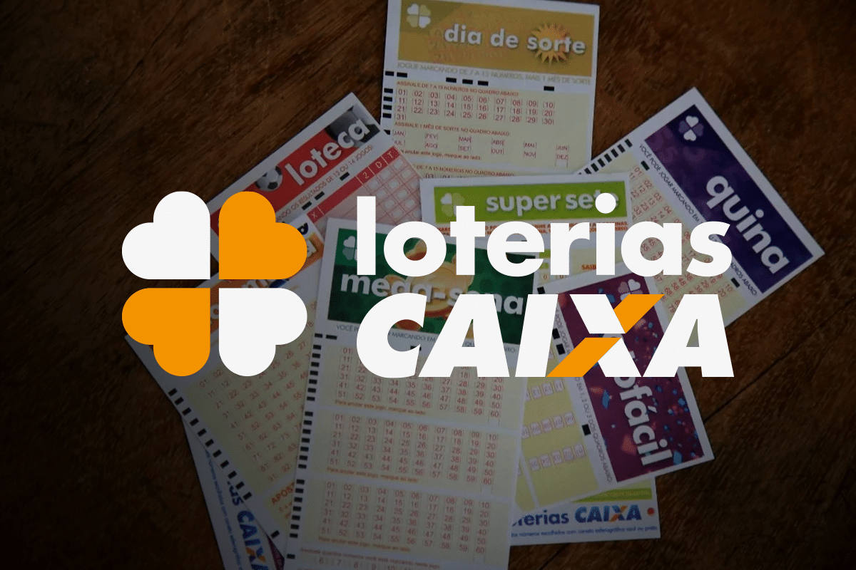 Volantes variados de loterias CAIXA incluindo Loteca, Dia de Sorte, Super Sete, Quina e Lotofácil sobre mesa de madeira