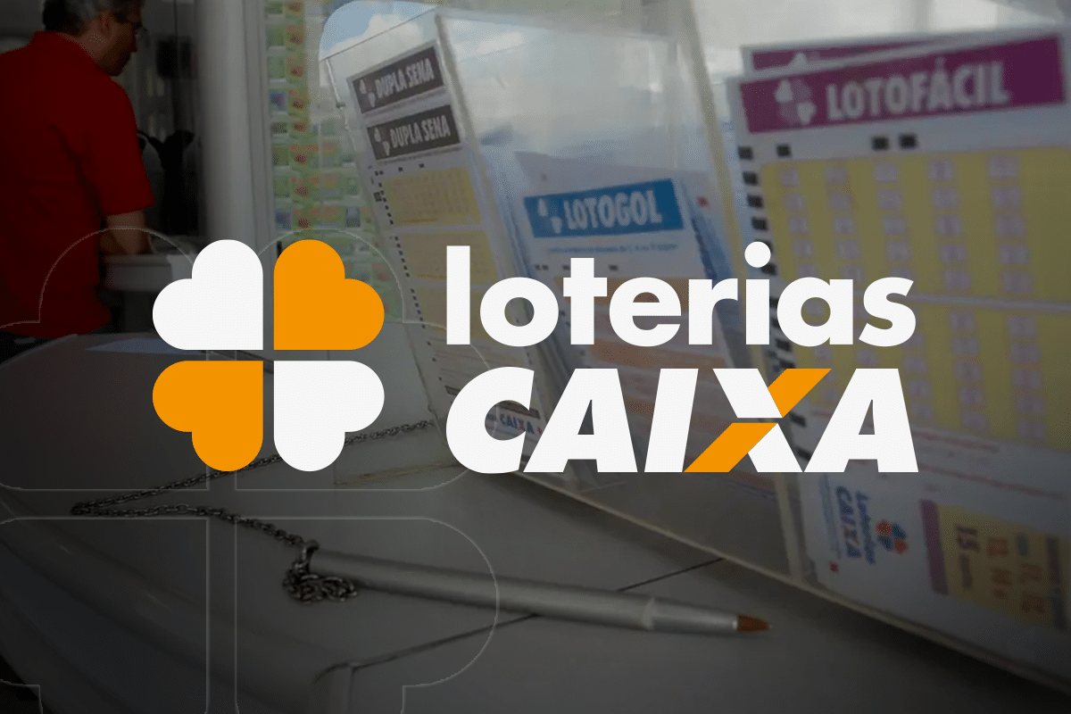 Bilhetes de Lotofácil e Dupla Sena preenchidos com caneta sobre balcão de casa lotérica com pessoa ao fundo