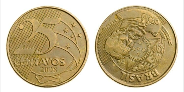 Moeda de 25 centavos do ano de 2008, mostrando os dois lados. O reverso apresenta o raro erro de cunhagem conhecido como 'reverso horizontal para a esquerda', que a torna valiosa para colecionadores.
