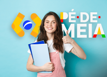 Jovem sorridente com cadernos fazendo sinal positivo com logo Pé-de-Meia colorido em fundo azul