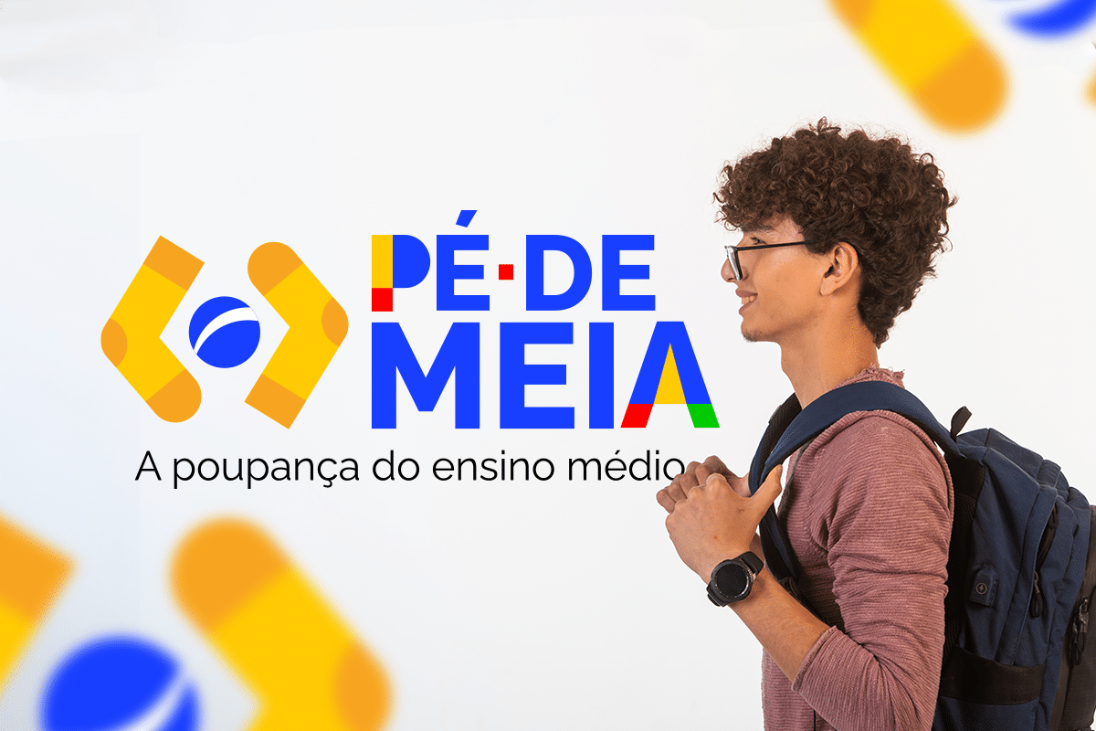 Jovem estudante do ensino médio com mochila representando beneficiário do programa federal Pé-de-Meia contra evasão escolar