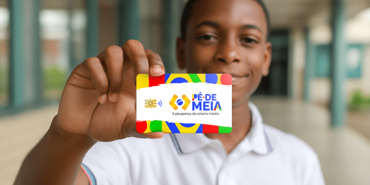 Estudante do ensino médio exibindo cartão do programa Pé-de-Meia na entrada da escola pública