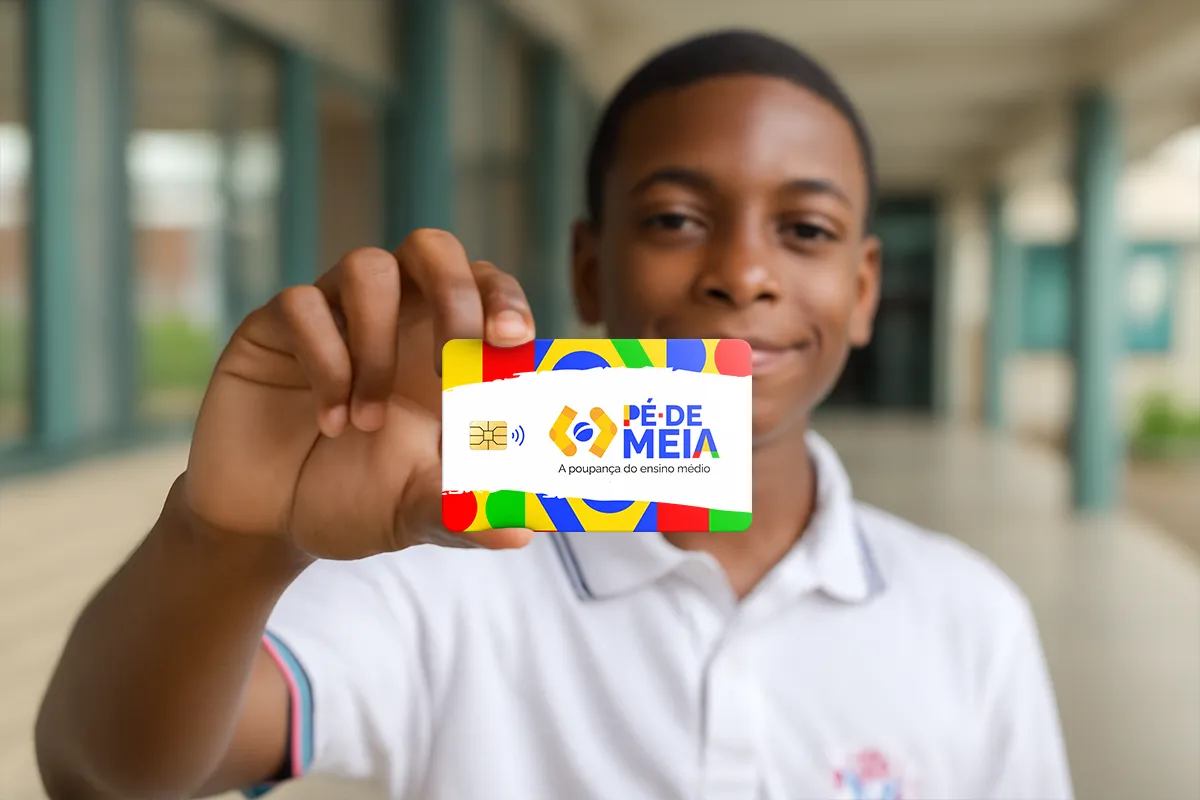 Adolescente segurando cartão colorido Pé de Meia com logo e texto "A poupança do ensino médio"